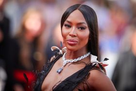 ナオミ・キャンベル、カンヌで全身花びらドレスを披露