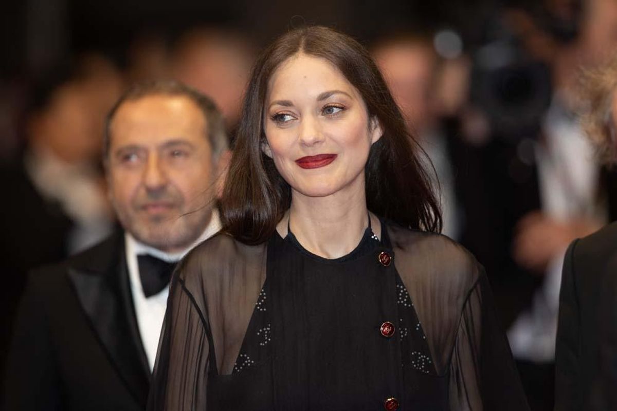 マリオン・コティヤール、カンヌ国際映画祭は美脚で魅了！｜最新の映画
