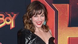 ミラ・ジョヴォヴィッチ、ウクライナ国旗色のドレスに称賛の声