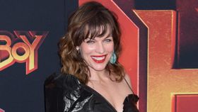 ミラ・ジョヴォヴィッチ、ウクライナ国旗色のドレスに称賛の声