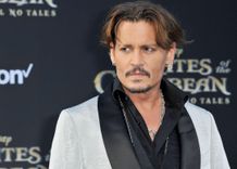 ジョニー・デップが裁判の最終弁論後、英国で開催されたコンサートにサプライズ登場！