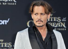 ジョニー・デップが裁判の最終弁論後、英国で開催されたコンサートにサプライズ登場！