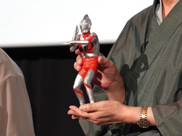 ウルトラマンのフィギュアと一緒に