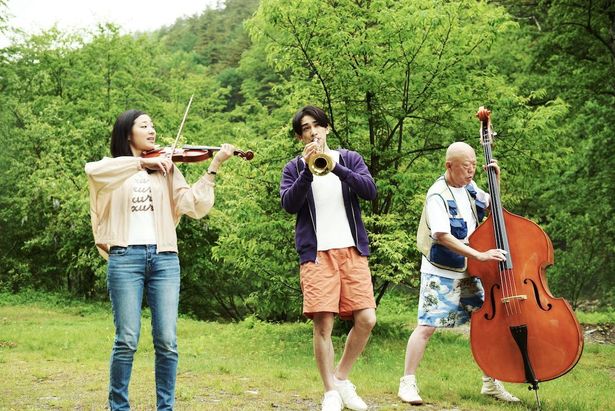 演奏シーンに向けてキャスト全員が練習して現場入り