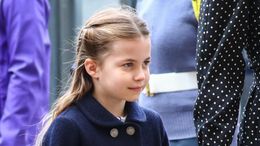 シャーロット王女、エリザベス女王とカラーコーデのワンピースで登場