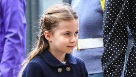 シャーロット王女、エリザベス女王とカラーコーデのワンピースで登場