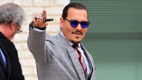 勝訴の翌日に野生動物保護団体を訪問したジョニー・デップ