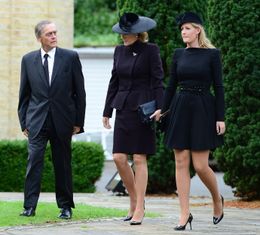 64歳で亡くなった第6代ジェラルド・グローブナー、ウェストミンスター公爵（写真左）