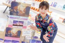 福本莉子が紀伊國屋書店新宿本店に降臨！「セカコイ」原作の特設コーナー作りを体験