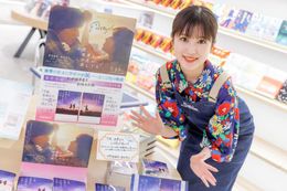 福本莉子が紀伊國屋書店新宿本店に降臨！「セカコイ」原作の特設コーナー作りを体験