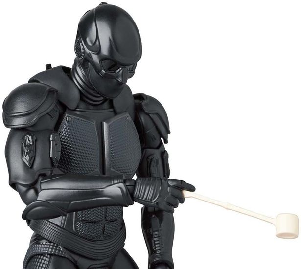 ユニークな付属品で劇中シーンを再現！(「MAFEX BLACK NOIR」)