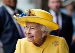 エリザベス女王、プラチナ・ジュビリーで国旗カラーコーデ！