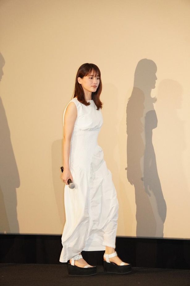 【写真を見る】綾瀬はるか、純白のワンピース＆厚底サンダルの夏スタイルで登場