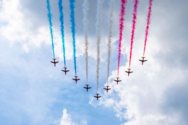 空軍による華やかなフライパスト