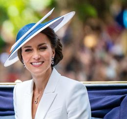 キャサリン妃、ルイ王子とカラーコーデでダイアナ妃にオマージュ