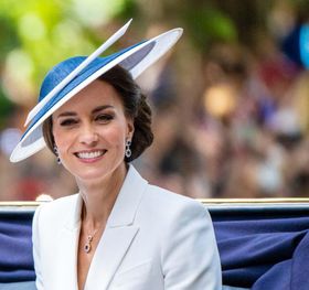 キャサリン妃、ルイ王子とカラーコーデでダイアナ妃にオマージュ