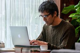 阿部寛演じる小説家Mの哀愁溢れる場面写真が解禁となった