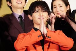 山田涼介、原作愛強すぎ！エドをイメージした赤コート姿で登場した