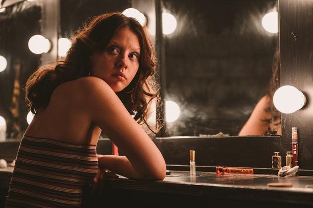 未知なる才能を持ちビッグなることを夢見る主人公の女優マキシーンを演じるのはミア・ゴス