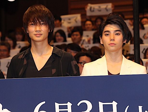 宿命の出会いを果たす間柄を演じた綾野剛と村上虹郎