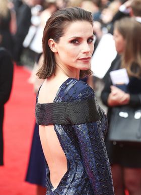 メタリックドレスでレッドカーペットに登場したシャーロット・ライリー