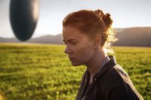『メッセージ』シーンカットより。後方に浮遊する物体がウワサの宇宙船