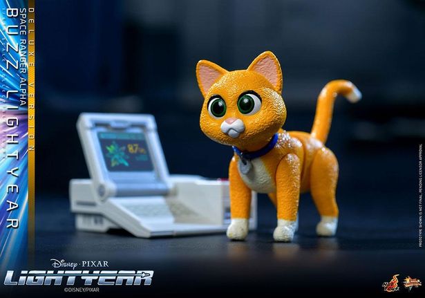 猫型ロボットのソックスは足が可動する優れもの！(「【ムービー・マスターピース 『バズ・ライトイヤー』1/6スケールフィギュア バズ・ライトイヤー(スペース・レンジャー・アルファ/デラックス版)」)