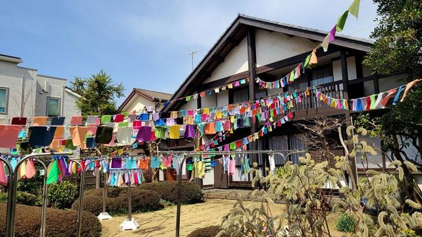 カラフルなハンカチがびっしりと並ぶ家。一見綺麗に見えるが…