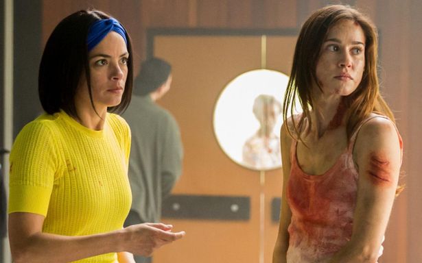 ナディア役を演じたベレニス・ベジョ(左)。劇中映画の主演女優を演じたマチルダ・ルッツ(右)は、ハリウッド版「リング」の主演も務めている