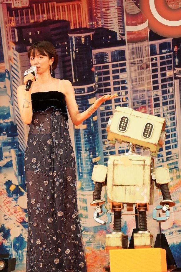 満島ひかり、タングを愛おしそうに紹介！ベアトップのドレスで登場