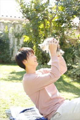 子ネコを抱っこする竹内涼真