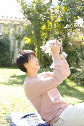 子ネコを抱っこする竹内涼真