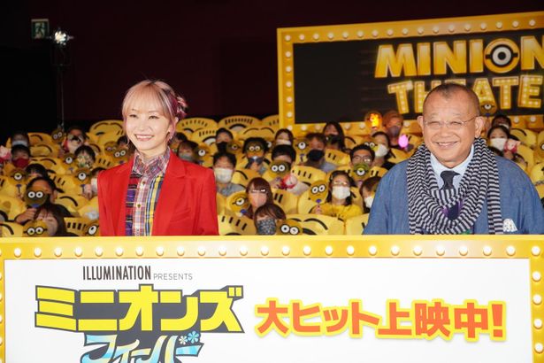 『ミニオンズ フィーバー』の初日舞台挨拶 in ミニオンズシアターが開催された