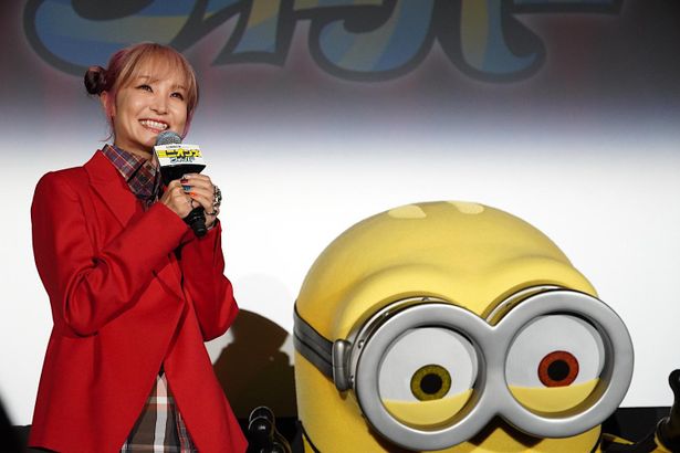 【写真を見る】LiSA、ミニオンとの登壇に大喜び！