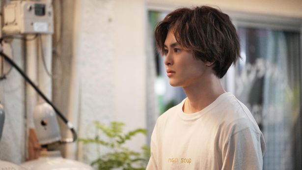 湊が着ているTシャツの柄も本作の見どころの1つ？(「みなと商事コインランドリー」)