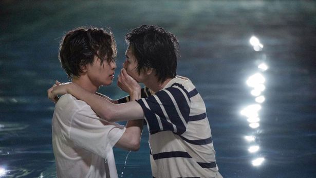 【写真を見る】“みなしょー”のなかでも随一の名シーンをドラマ版でもバッチリ再現。萌えすぎ注意のシーンカットをたっぷりお届け！