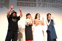 『世界の始まりはいつも君と』の舞台挨拶に登壇した手島実優、根矢涼香、栗生みな、磯部鉄平監督