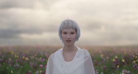 劇中に登場するヴァーチャルアーティストのKOEが実際にデビューすることが明らかになった