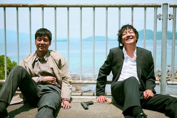 【写真を見る】西島秀俊＆大森南朋の意味深な笑顔…場面写真で“クルエル・ワールド”に引き込まれる！