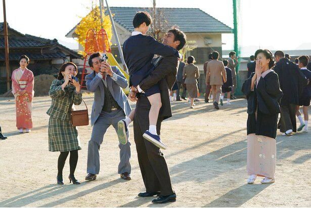 【写真を見る】父と子の不滅の絆に日本中が感動！阿部寛が演じる破天荒な父の姿に映画祭の審査員も大絶賛