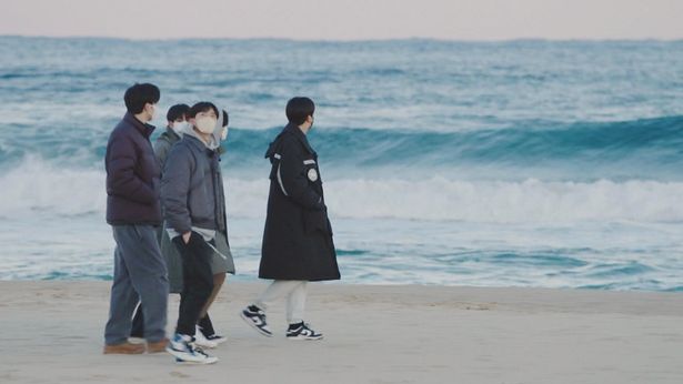 海を見つめる彼らの会話が気になる