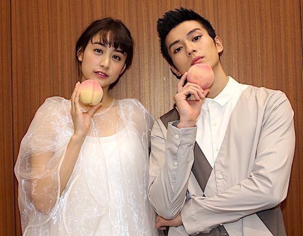 【写真を見る】山本美月と真剣佑が仲良くピーチを持って登場！