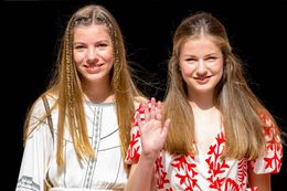 UEFA欧州女子選手権2022を観戦したスペインのレオノール王女とソフィア王女