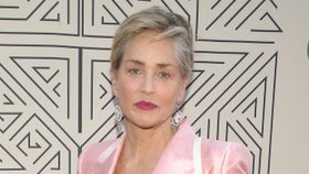 シャロン・ストーン、ビキニボトム姿をInstagramで披露！