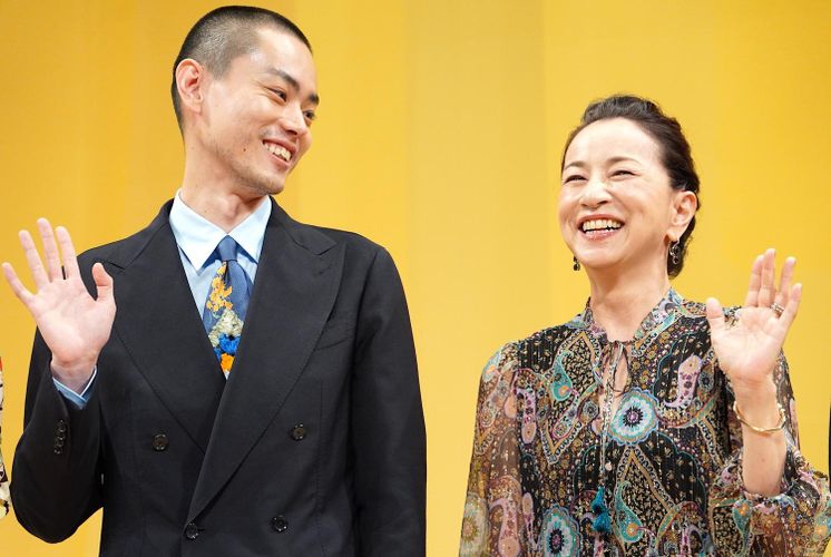 菅田将暉、自分の胸で号泣する原田美枝子の頭をよしよし「忘れられない思い出」