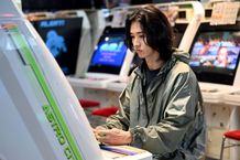 ある事件をきっかけにゲーム開発から離れた若き天才ゲーム開発者、安積那由多役を演じる