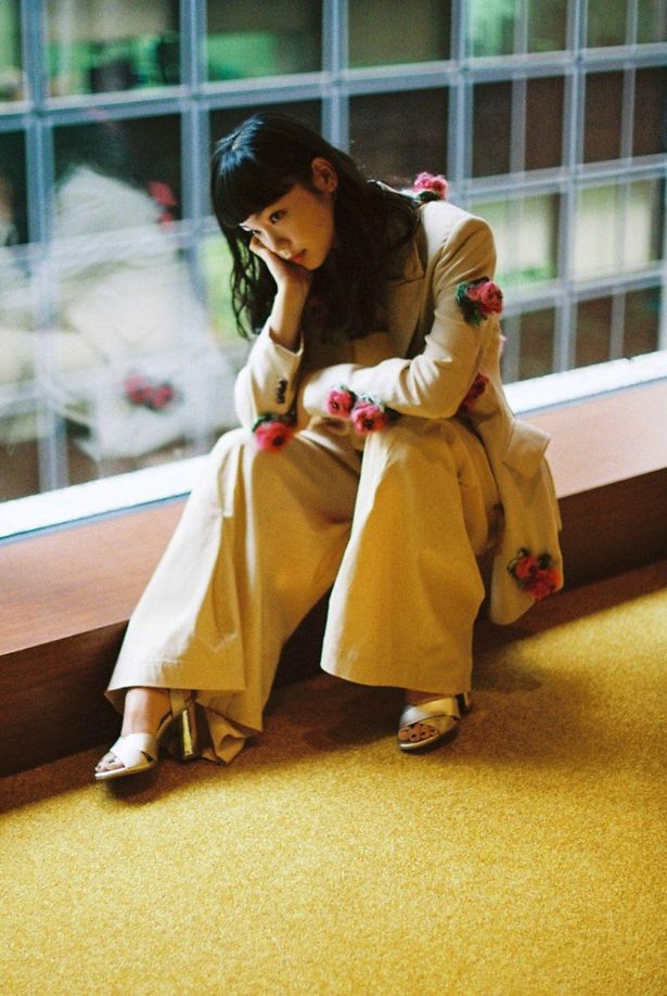 【写真を見る】全身花モチーフの衣装がよく似合う古川琴音をたっぷりスペシャルシュート！