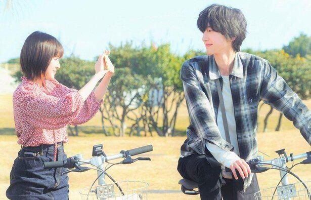 福本莉子演じる真織は、眠りにつくと記憶を失ってしまう「前向性健忘」を患っている