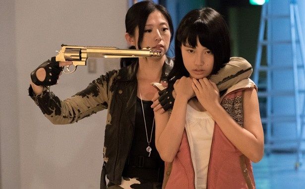 亜紗美らが演じる教師たちにギンプとの戦闘術を叩きこまれる少女たち