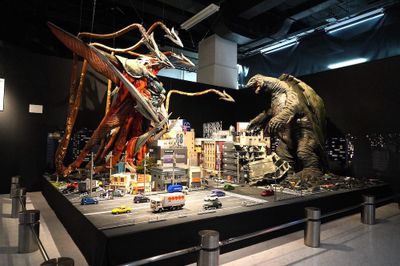 ガメラVSイリスのバトルシーンも！「特撮のDNA／平成ガメラ3部作 展」が開催中